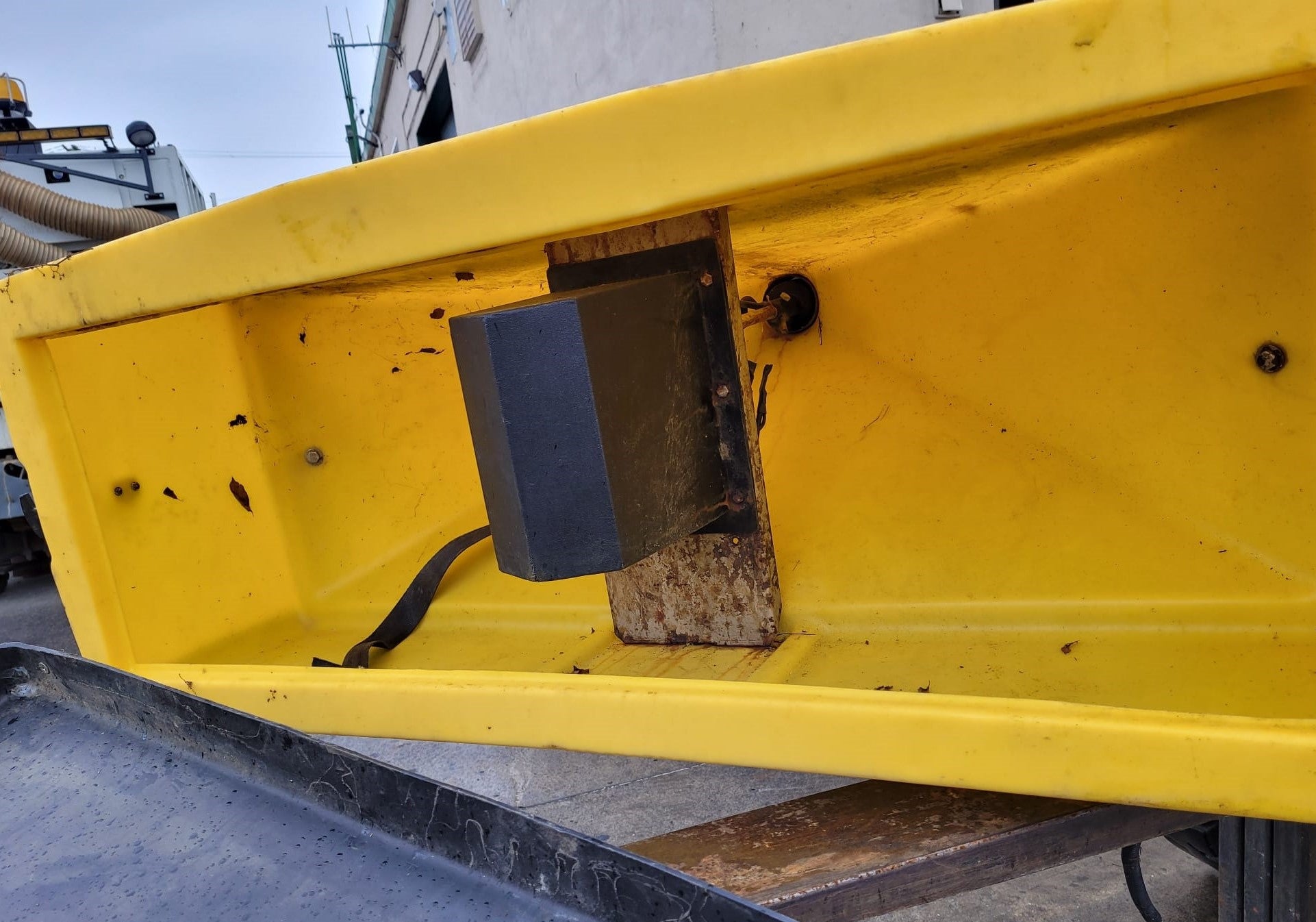 Fisher 1000 Low Profile Tailgate Spreader