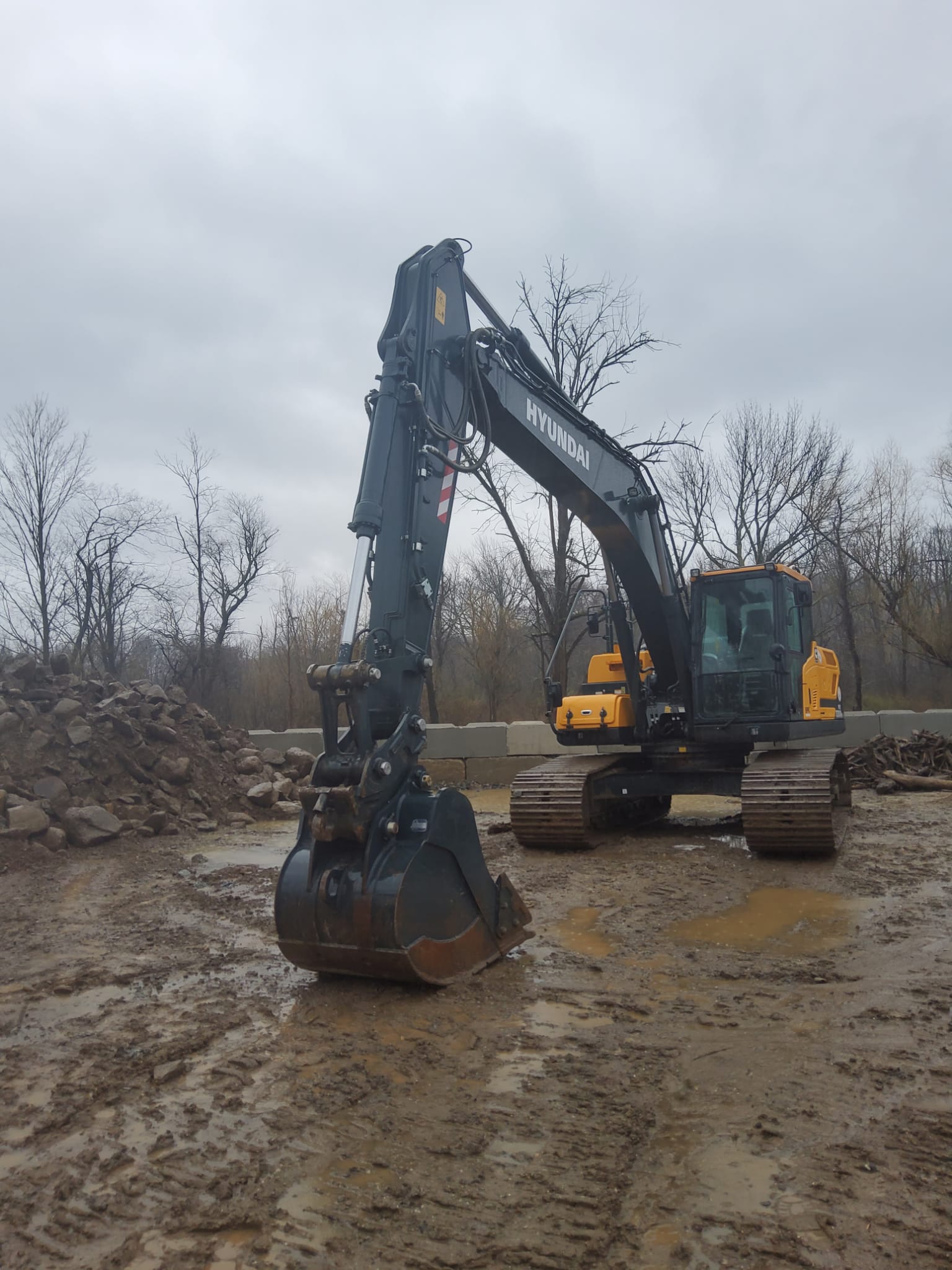 2022 Hyundai HX220AL Excavator w/Thumb