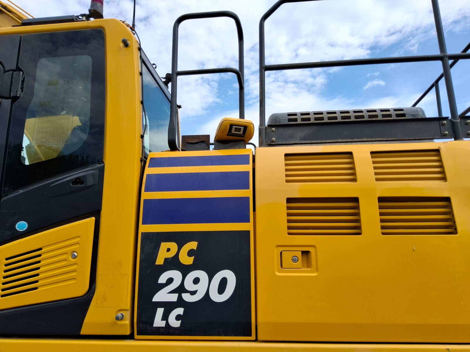 2022 PC290LC-11 Excavator