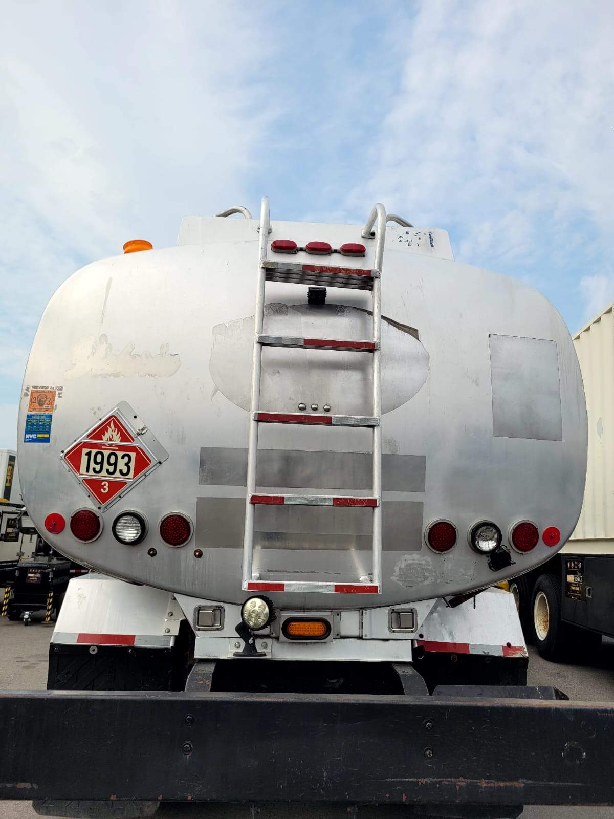 1999 Freightliner FL80 2,800 Gal. Fuel/Oil Delivery Truck