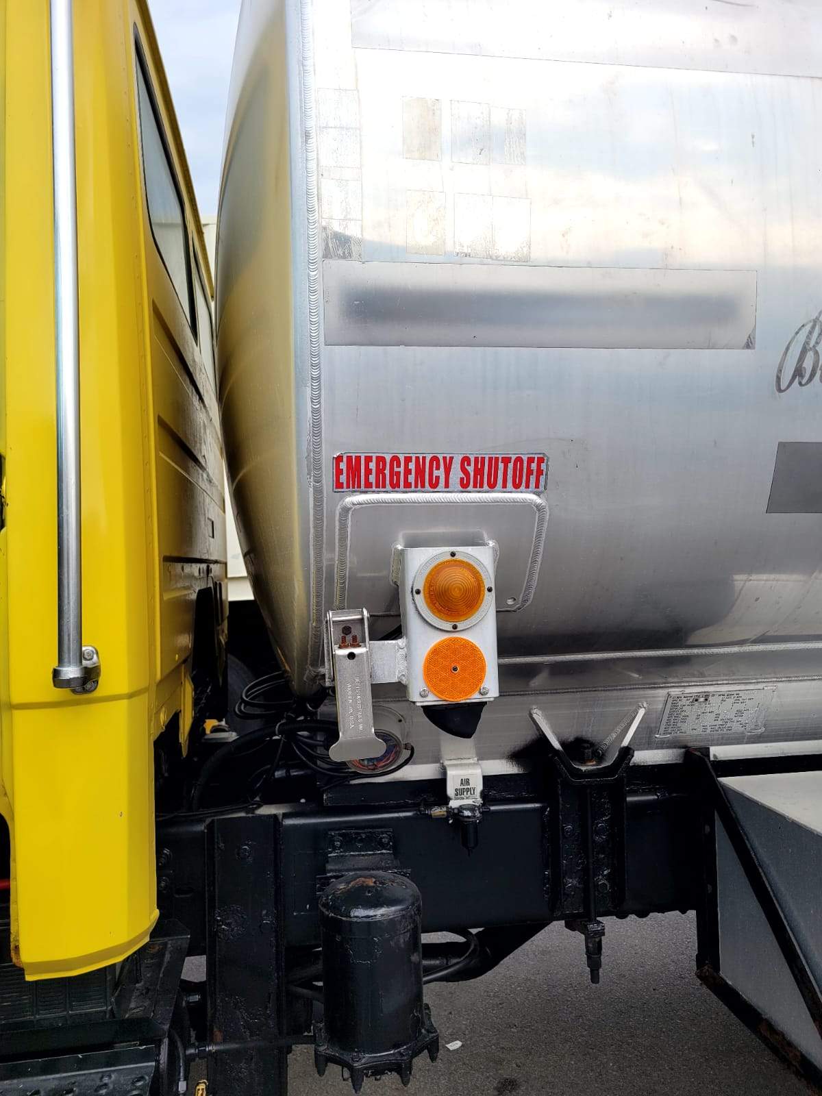 1999 Freightliner FL80 2,800 Gal. Fuel/Oil Delivery Truck