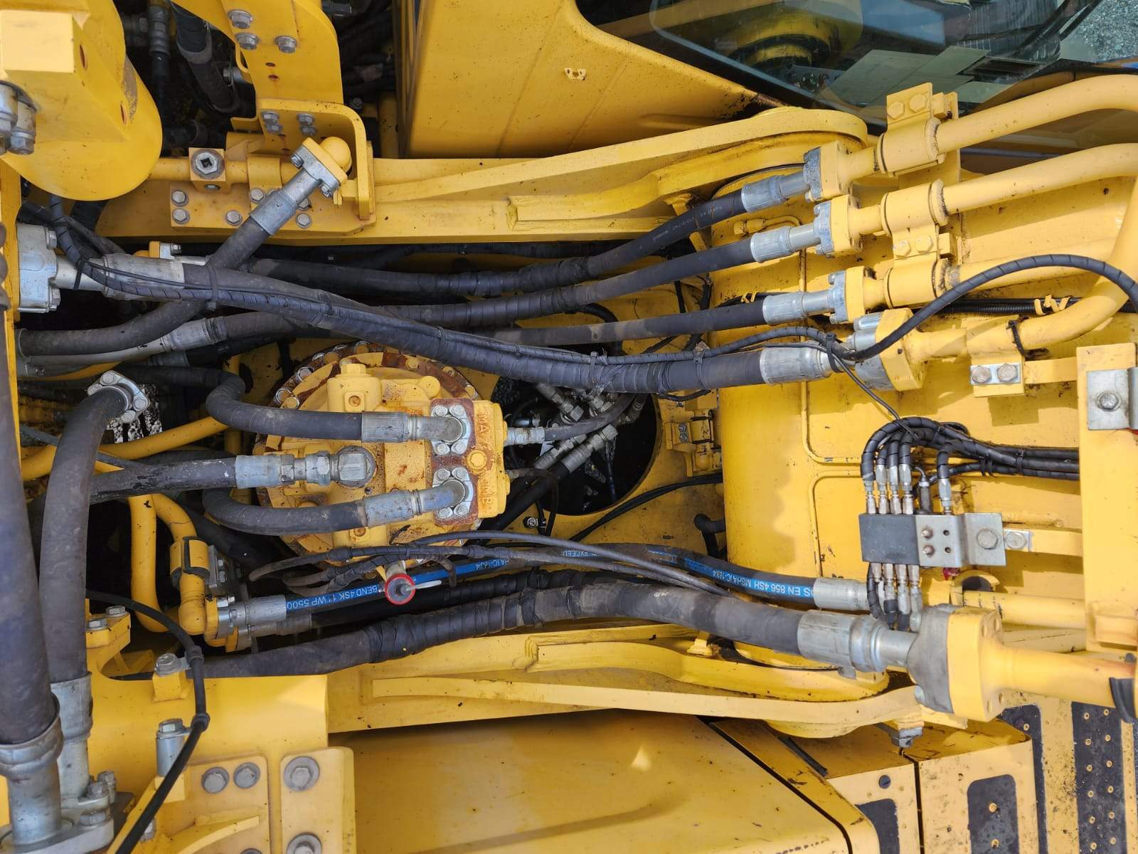 2016 Komatsu PC490LC-11 Excavator
