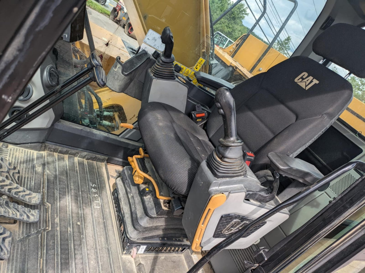 2019 CAT 320 Excavator