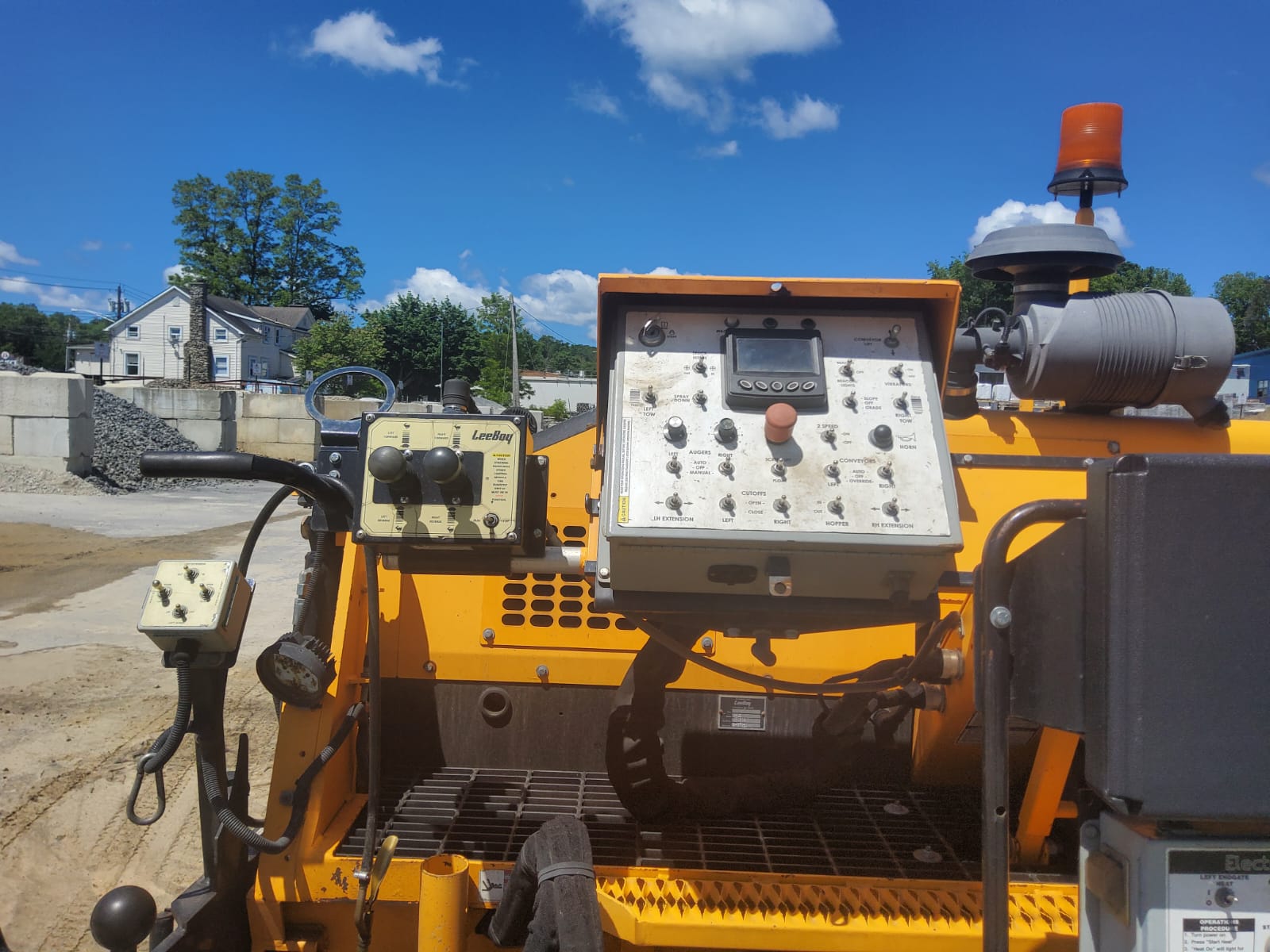 2017 LeeBoy 8515E Asphalt Paver