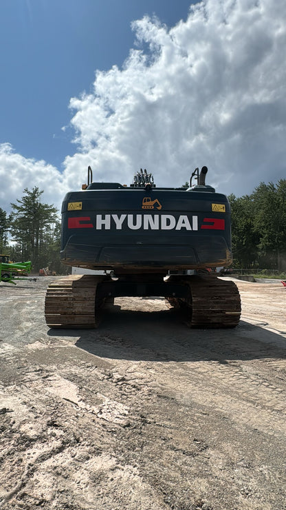 2022 Hyundai HX220AL Excavator w/Thumb