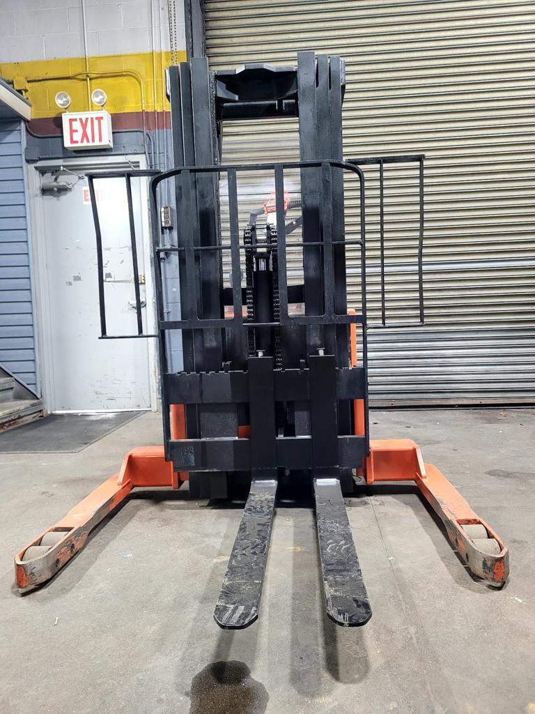 Toyota 6BWS15 Electric Pallet Lift