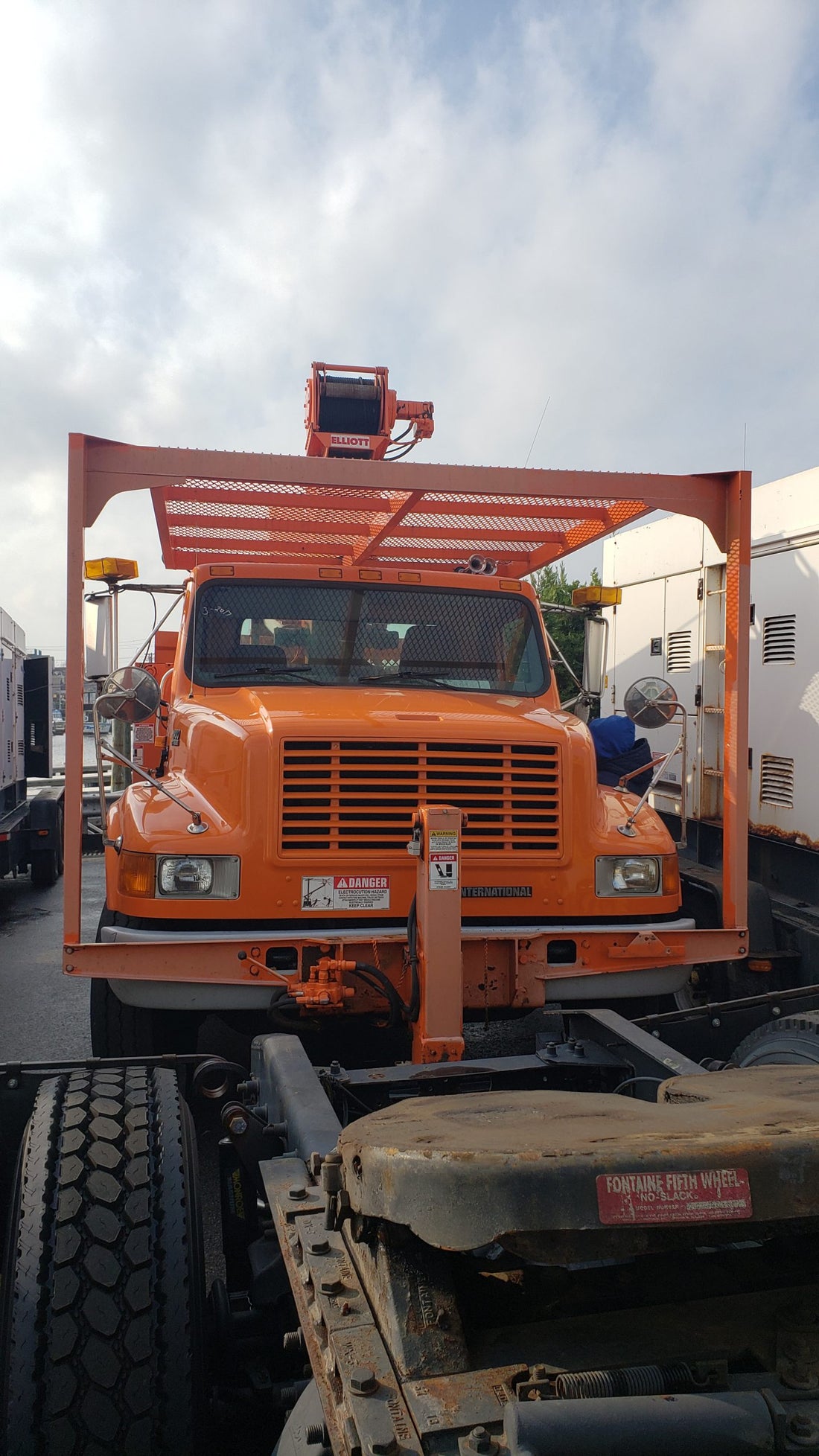 2000 International 4900 4X2 Aerial Bucket Truck