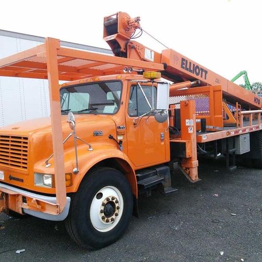 2000 International 4900 4X2 Aerial Bucket Truck